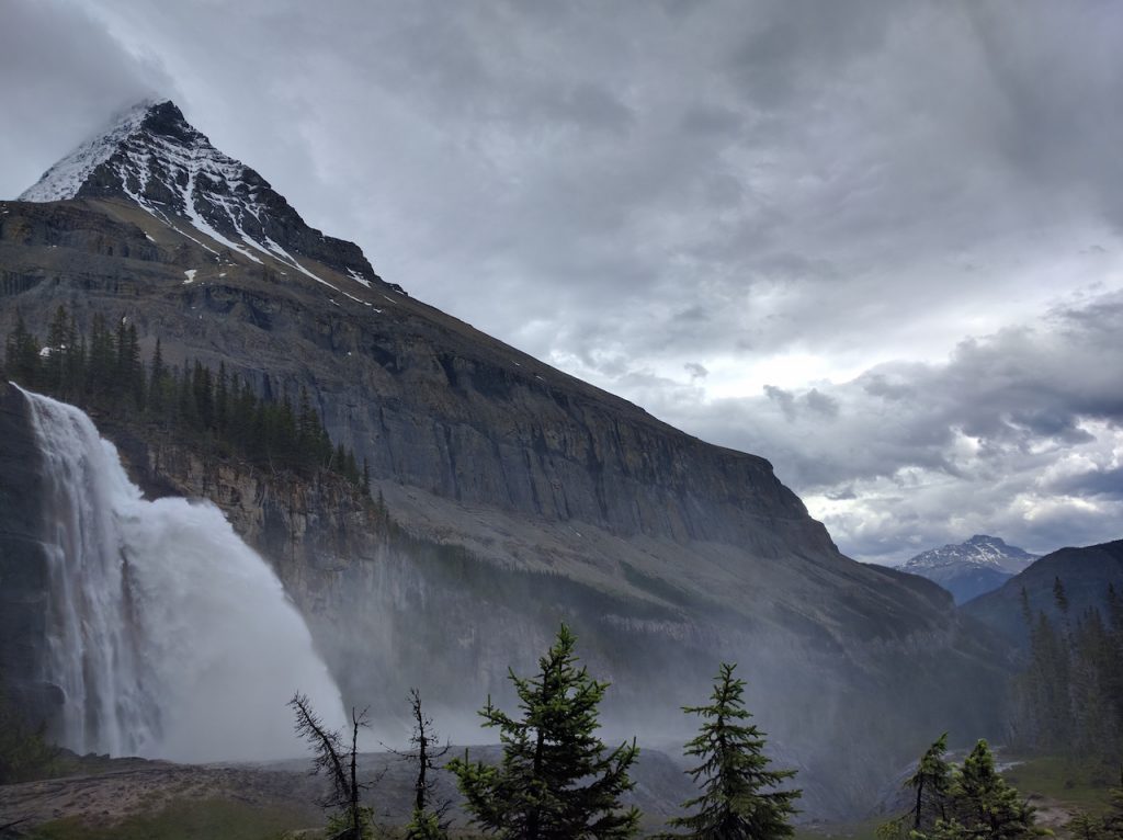 Les emperor falls et le Mont Robson en arrière plan